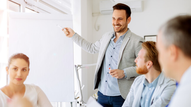 Seminar, Flipchart, Gruppe Menschen 1500×700